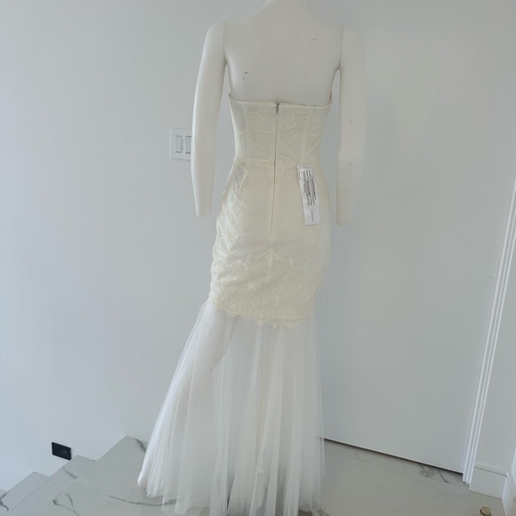BCBGMAXAZRIA “Alyce” Strapless Lace & Tulle Mermaid Gown – Off White, Size 0 - Picture 8 of 17